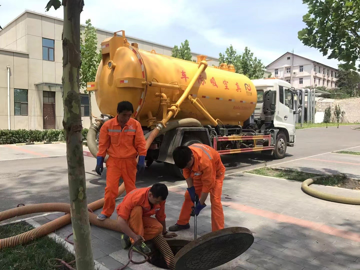 易县管道疏通车停在窨井附近