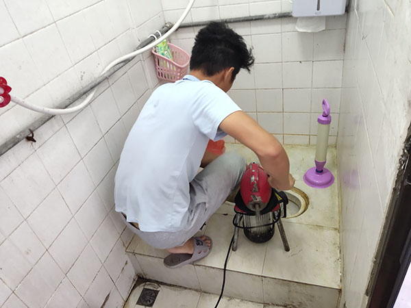 易县肥皂掉到马桶里把马桶堵住了怎么办？马桶堵住了怎么办