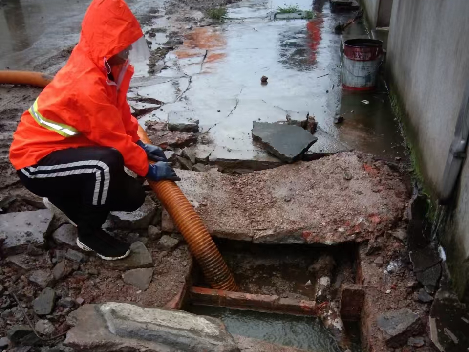 易县专业清理污水池 炜誉市政以规范流程守护城市 “肠道”