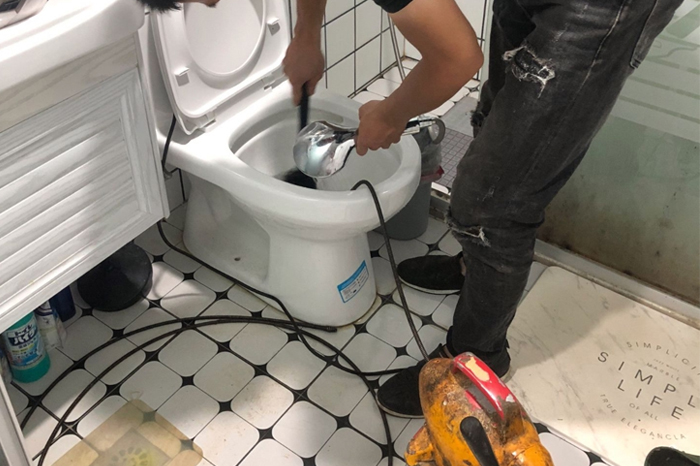 易县马桶堵塞自己疏通还是找师傅？专业上门服务让你省时更省心