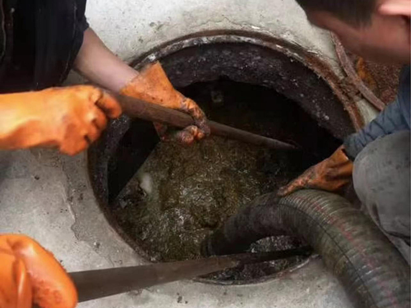 易县清理化粪池时如何避免沼气的危害？